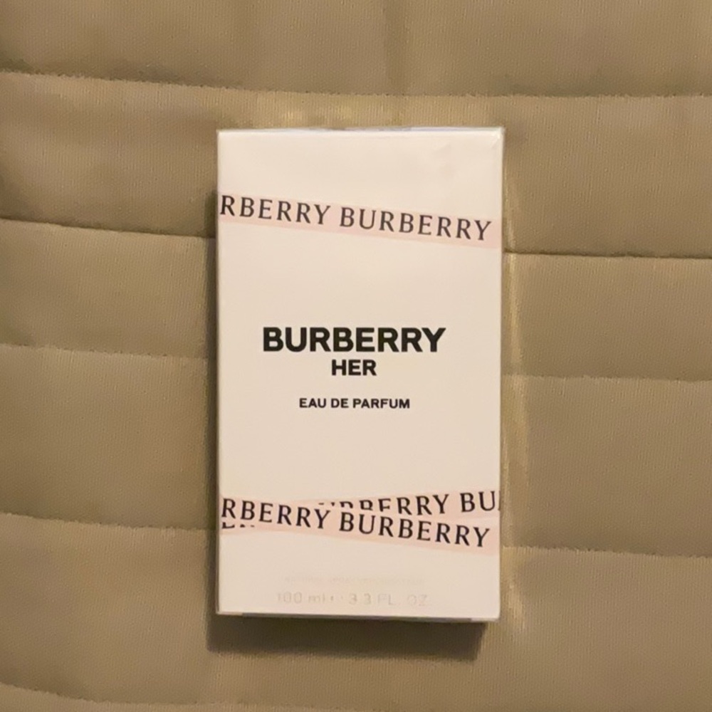 Burberry Her Eau de Parfum in White and Pink